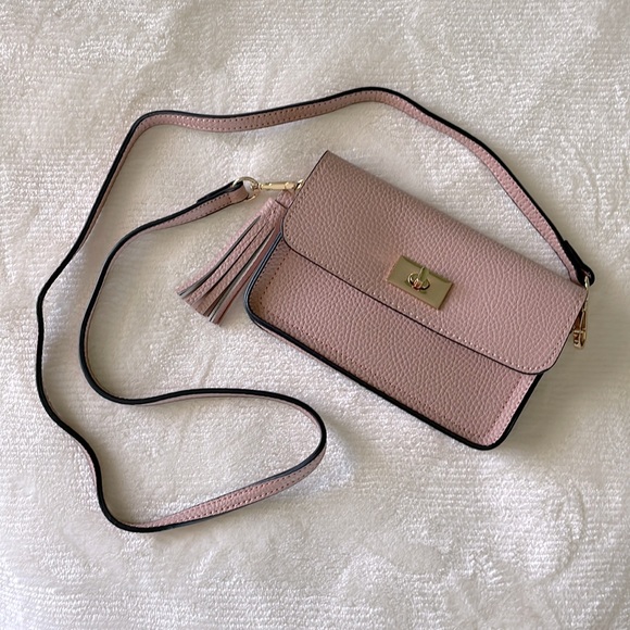 Blush Purse with touchscreen friendly back pocket! - Picture 1 of 12